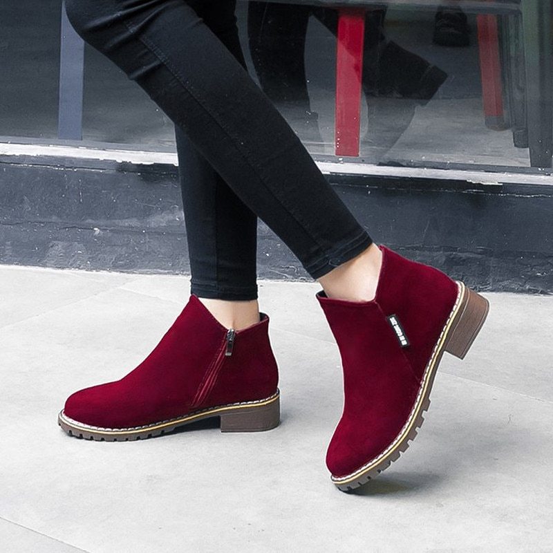 Women's flat-soled boots