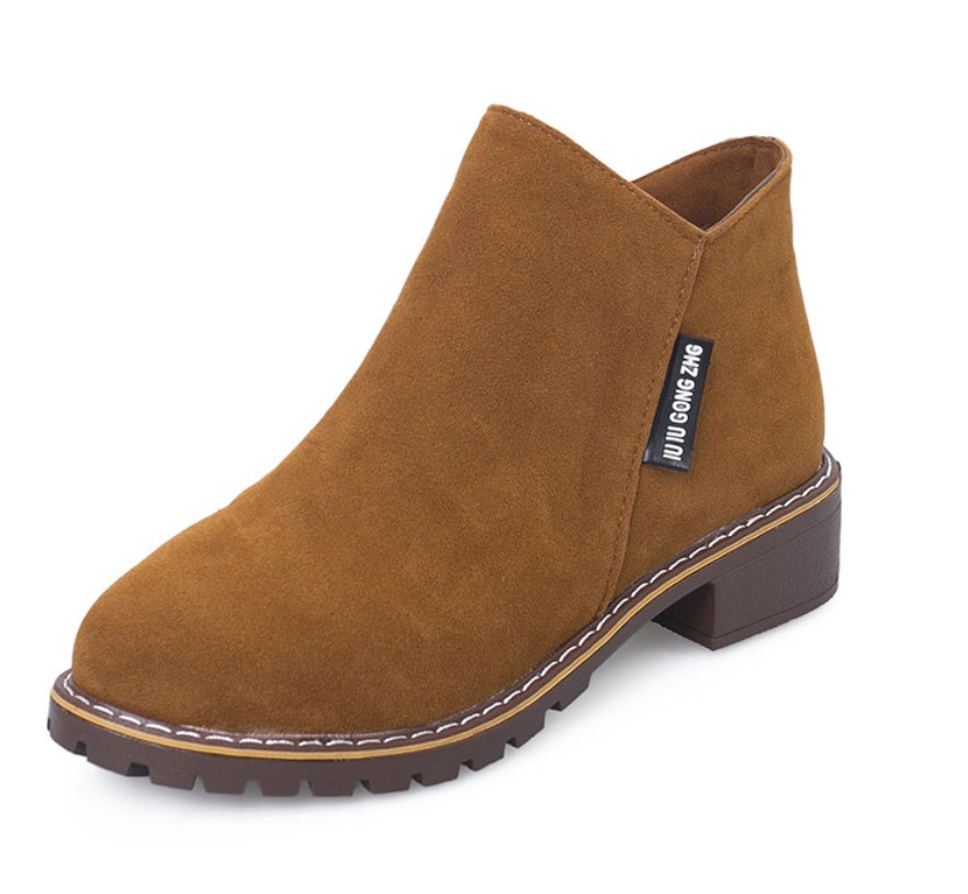 Women's flat-soled boots