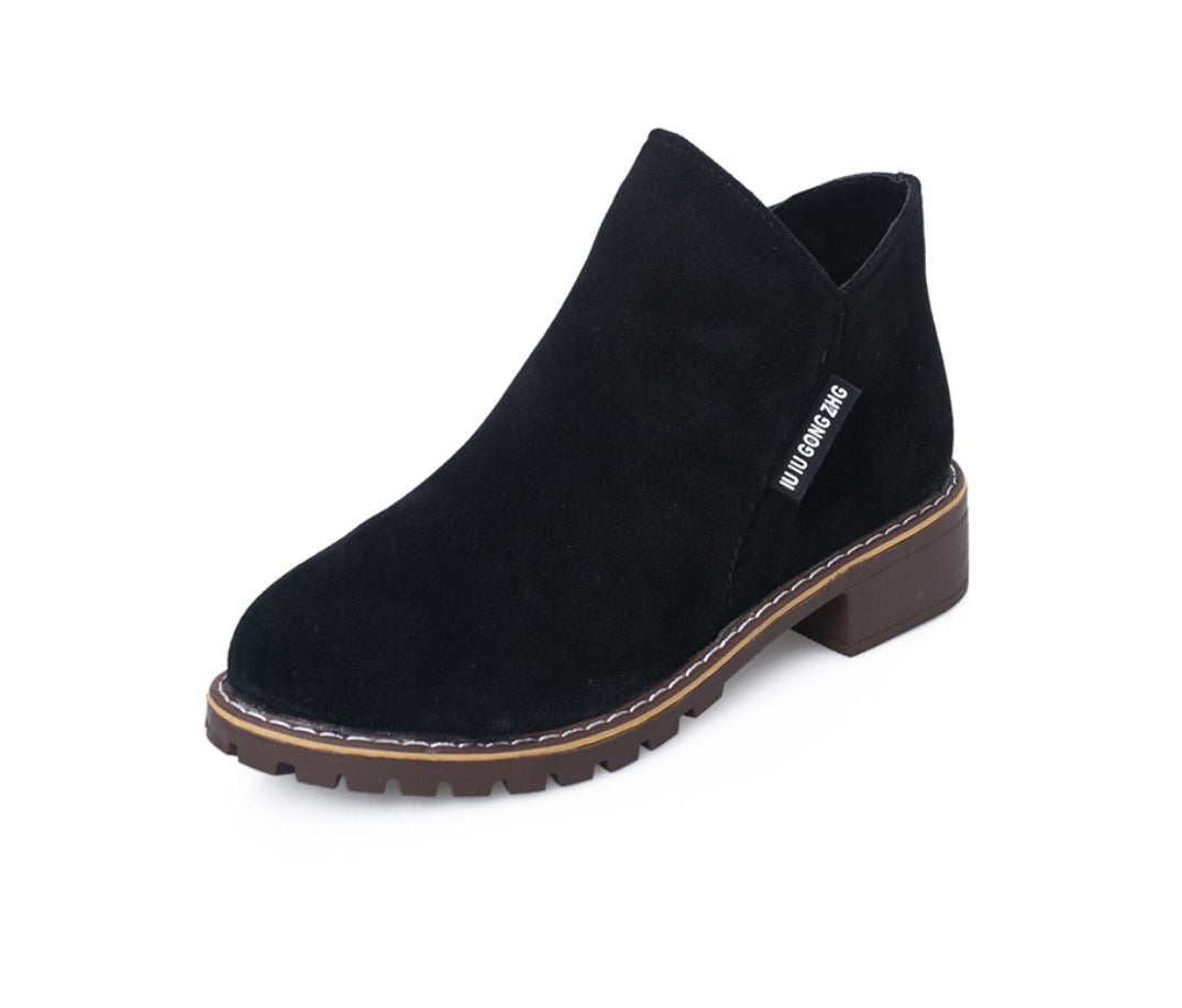 Women's flat-soled boots